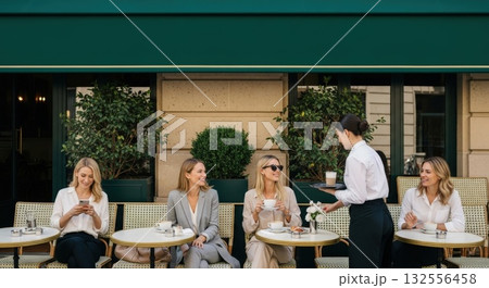 歩道目線で撮影した欧米の街角カフェ、会話やスマホを見てくつろぐ客 歩道目線で撮影した欧米の街角カフェ、会話やスマホを見てくつろぐ客 132556458