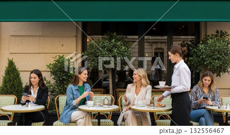 歩道目線で撮影した欧米の街角カフェ、会話やスマホを見てくつろぐ客 歩道目線で撮影した欧米の街角カフェ、会話やスマホを見てくつろぐ客 132556467