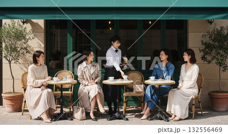 歩道目線で撮影した欧米の街角カフェ、会話やスマホを見てくつろぐ客 歩道目線で撮影した欧米の街角カフェ、会話やスマホを見てくつろぐ客 132556469