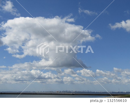 秋の幕張から見た青空と白い雲 秋の幕張から見た青空と白い雲 132556610