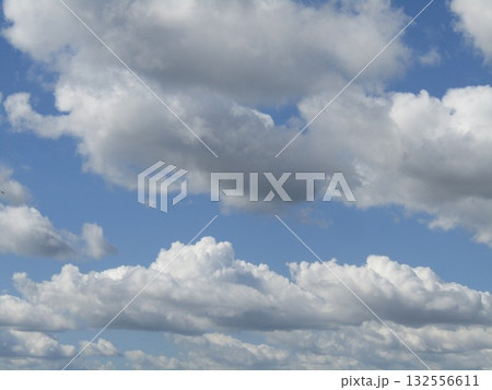 秋の幕張から見た青空と白い雲 秋の幕張から見た青空と白い雲 132556611