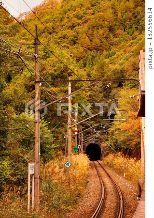 トンネルを抜ければ福島県… 鉄道旅で錦秋の『南会津』へ　野岩鉄道【男鹿高原駅】 132556614