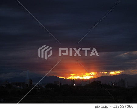 関東山地に沈む太陽から発する薄明光線 関東山地に沈む太陽から発する薄明光線 132557060