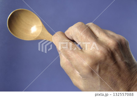 老人の手のクローズアップ 132557088