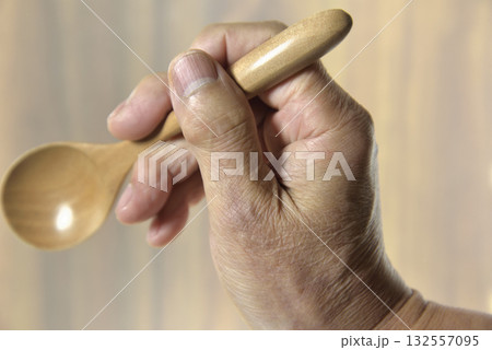 老人の手のクローズアップ 132557095