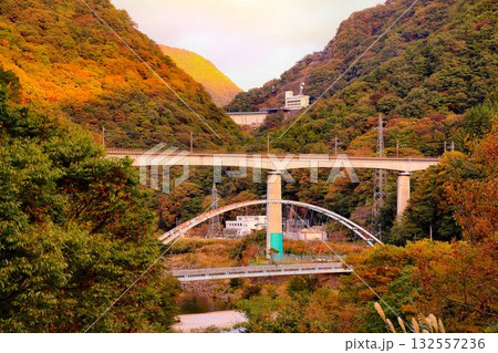 温泉郷の秋空を渡る… 鉄道旅で錦秋の『川治温泉』へ　野岩鉄道【川治温泉駅～川治湯元駅】 132557236