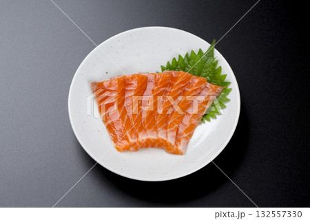 皿に盛られたサーモンのお刺身 黒背景 132557330