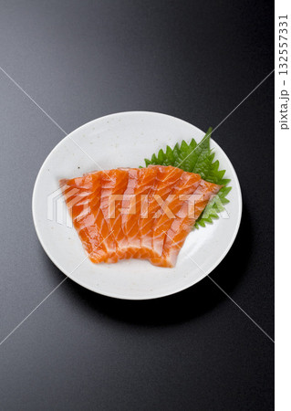 皿に盛られたサーモンのお刺身 黒背景 皿に盛られたサーモンのお刺身 黒背景 132557331