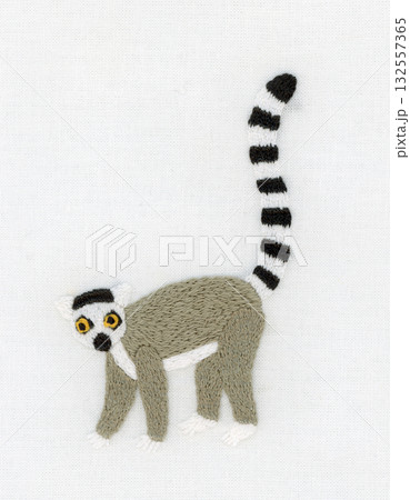 ワオキツネザルの刺繍 132557365