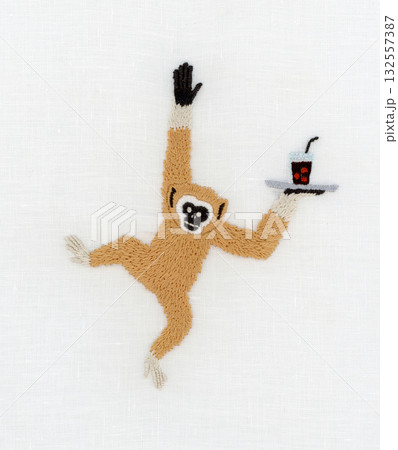 シロテナガザルの刺繍 132557387
