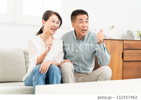 ソファーに座っている熟年夫婦 132557462