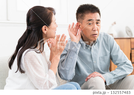 耳が遠い夫に何度も話す妻 132557483