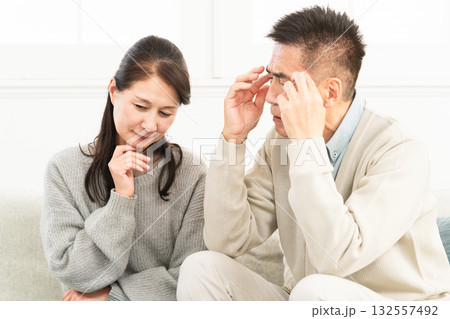 ソファーに座っている熟年夫婦 ライフスタイルイメージ ソファーに座っている熟年夫婦 ライフスタイルイメージ 132557492