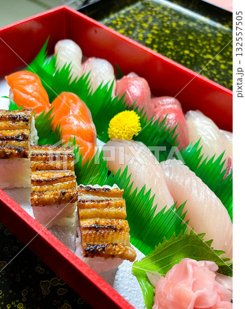 握り寿司と焼き穴子の押し寿司盛り合わせ 握り寿司と焼き穴子の押し寿司盛り合わせ 132557505