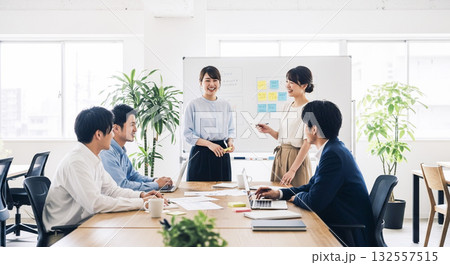 笑顔で会議する男女5人 132557515