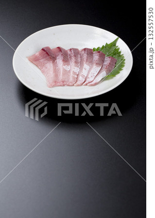 皿に盛られたブリのお刺身 黒背景 132557530