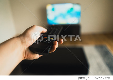 テレビのチャンネルを変える テレビのチャンネルを変える 132557566