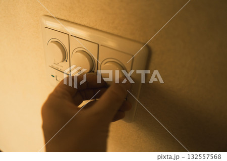 埋込調光スイッチを操作 132557568