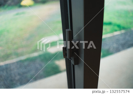 窓のクレセントを締める 132557574