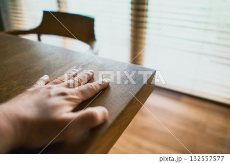 ダイニングテーブルを触る ダイニングテーブルを触る 132557577