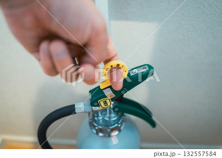 消化器の黄色のピンを引き抜く 消化器の黄色のピンを引き抜く 132557584