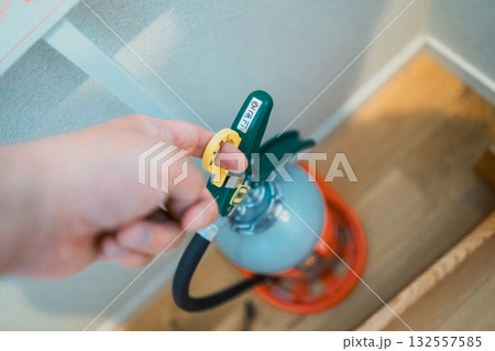 消化器の黄色のピンを引き抜く 132557585