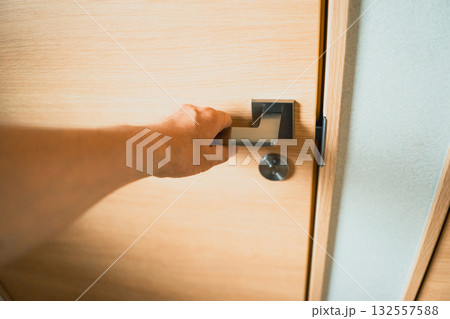 ドアノブに手を掛ける 132557588