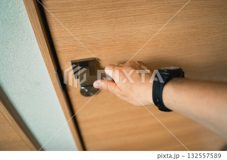 ドアノブに手を掛ける ドアノブに手を掛ける 132557589