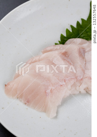 皿に盛られたサワラのお刺身 黒背景 皿に盛られたサワラのお刺身 黒背景 132557648