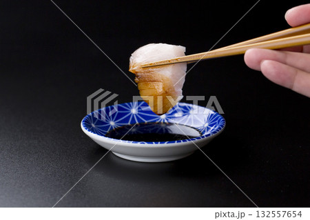 皿に盛られたサワラのお刺身 黒背景 132557654