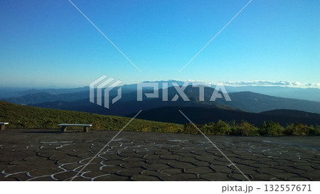 青空と重なる山々の景観 十国峠 青空と重なる山々の景観 十国峠 132557671