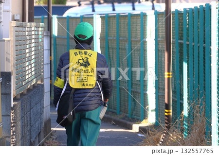 放置自転車の巡回監視員（東京都足立区） 132557765
