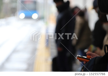 降雪した冬の駅でのスマホ操作(埼玉県内) 降雪した冬の駅でのスマホ操作(埼玉県内) 132557766