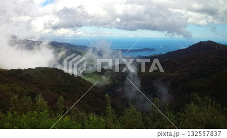 雲間から広がる相模湾の景色 132557837