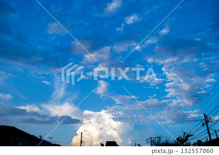 空に浮かぶ雲 132557860