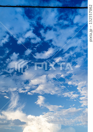 青空に浮かぶ雲 132557862