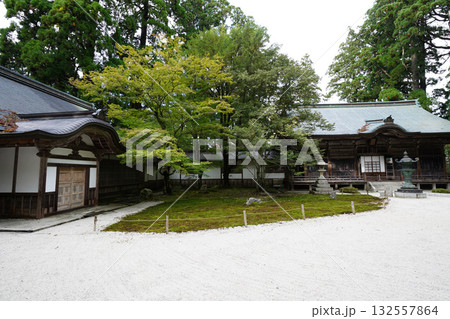 比叡山延暦寺の境内の風景 132557864