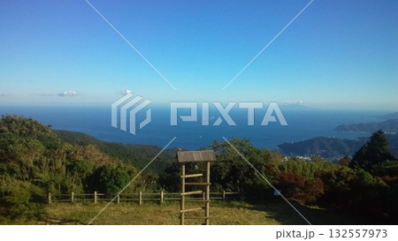青空に広がる十国峠の絶景 青空に広がる十国峠の絶景 132557973