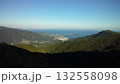青空に広がる海と街並み 十国峠 132558098