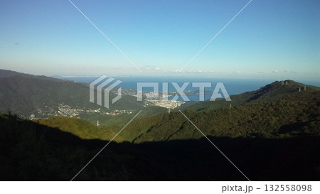 青空に広がる海と街並み 十国峠 132558098