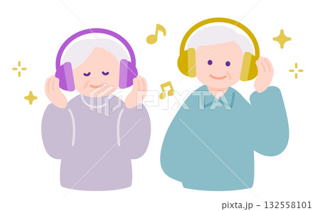 ヘッドフォンで音楽を楽しむシニア夫婦 聴覚に配慮したおうち時間 ヘッドフォンで音楽を楽しむシニア夫婦 聴覚に配慮したおうち時間 132558101