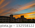 住宅街の中にある夕焼け空　住宅地の夕焼け　マンション　公団　照明　公団住宅　夕焼け　夜景　集合住宅　 132558122