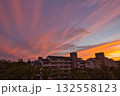 住宅街の中にある夕焼け空　住宅地の夕焼け　マンション　公団　照明　公団住宅　夕焼け　夜景　集合住宅　 132558123