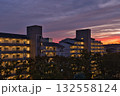 住宅街の中にある夕焼け空　住宅地の夕焼け　マンション　公団　照明　公団住宅　夕焼け　夜景　集合住宅　 132558124