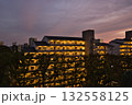 住宅街の中にある夕焼け空　住宅地の夕焼け　マンション　公団　照明　公団住宅　夕焼け　夜景　集合住宅　 132558125