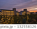 住宅街の中にある夕焼け空　住宅地の夕焼け　マンション　公団　照明　公団住宅　夕焼け　夜景　集合住宅　 132558126