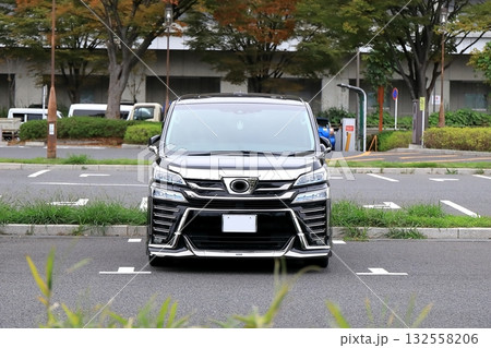駐車中の黒いミニバン 駐車中の黒いミニバン 132558206