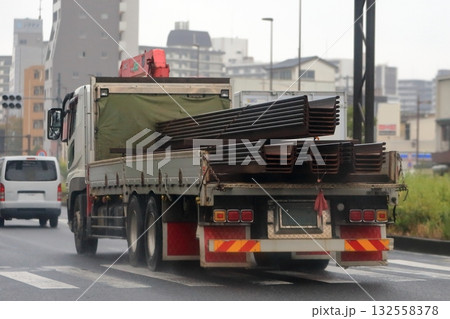 シートパイルを運搬中のトラック 132558378