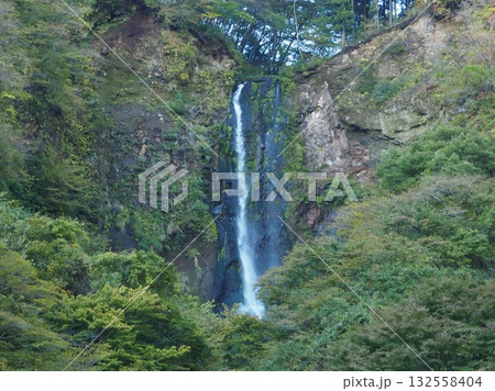 ハート形に見える岩肌を落ちる水流(20251027070344) ハート形に見える岩肌を落ちる水流(20251027070344) 132558404