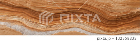 地層を思わせる横長マーブル模様テクスチャ — 自然の重なりと流れを表現した背景素材 132558835